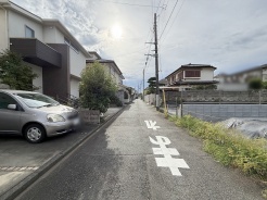 安心して暮らすことのできる住宅街。　住宅地の道路は一般に交通量が少なく車などの騒音が少ないため、住民にとって静かな生活環境が提供されます。

