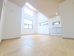 家族が食事するダイニングスペースをキッチンから見渡せる設計に。お料理をしながら家族とのコミュニケーションが増えそうな予感。
