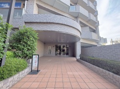実際に室内をご見学頂くと生活のイメージが広がると思います。家具を置いたイメージや窓からの景色など。
