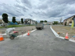 安心して暮らすことのできる住宅街。 住宅地の道路は一般に交通量が少なく車などの騒音が少ないため、住民にとって静かな生活環境が提供されます。