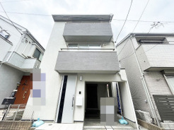 南道路に面した開放感のある立地に、すっきりと端正な佇まいを見せる３階建の住まい。