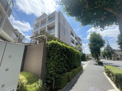 自然に恵まれた豊かな緑と美しいロケーションが特徴です。穏やかな暮らしやリラックスした健康的な生活が送れそう。日々の喧騒から離れ、自然に囲まれた癒しの場所はいかがでしょうか。
