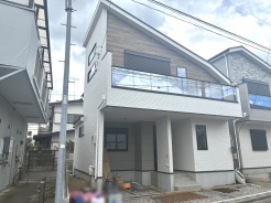 現在建物を建築中です、建築中の物件については現地確認の他、同施工会社の完成施工例のご案内、担当者のプレゼンテーションにてご検討ください。適切なご検討の方法をご説明させて頂きます。