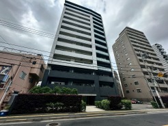 周辺の街並みの中で適度な主張、生活に溶け込むシンプルなデザインの外観が魅力の建物です。

