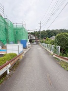 安心して暮らすことのできる住宅街。　住宅地の道路は一般に交通量が少なく車などの騒音が少ないため、住民にとって静かな生活環境が提供されます。
