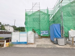 周辺の街並みの中で適度な主張、生活に溶け込むシンプルなデザインの外観が魅力の一戸建です。