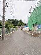 安心して暮らすことのできる住宅街。 住宅地の道路は一般に交通量が少なく車などの騒音が少ないため、住民にとって静かな生活環境が提供されます。