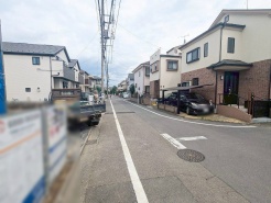 安心して暮らすことのできる住宅街。　住宅地の道路は一般に交通量が少なく車などの騒音が少ないため、住民にとって静かな生活環境が提供されます。
