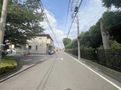 安心して暮らすことのできる住宅街。　住宅地の道路は一般に交通量が少なく車などの騒音が少ないため、住民にとって静かな生活環境が提供されます。
