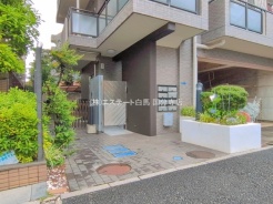 周辺の街並みの中で適度な主張、生活に溶け込むシンプルなデザインの外観が魅力のマンションです。
