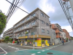 周辺の街並みの中で適度な主張、生活に溶け込むシンプルなデザインの外観が魅力のマンションです。
