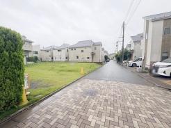 周辺は住宅が建ち並ぶ閑静な住宅街です。
