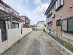 安心して暮らすことのできる住宅街。　住宅地の道路は一般に交通量が少なく車などの騒音が少ないため、住民にとって静かな生活環境が提供されます。
