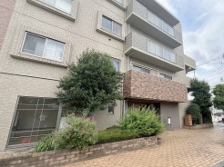 周辺の街並みの中で適度な主張、生活に溶け込むシンプルなデザインの外観が魅力のマンションです。

