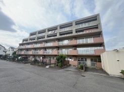 周辺の街並みの中で適度な主張、生活に溶け込むシンプルなデザインの外観が魅力のマンションです。
