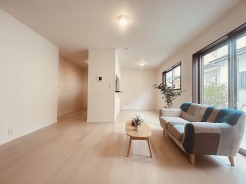 白を基調としたすっきりと洗練された空間は、清潔感があり心安らぐ落ち着きを演出します。無駄のないシンプルな構成が心地よい広がりを生み出し、日々の暮らしに自然と調和する穏やかな住環境を整えました
