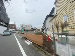 現地ご見学の際、スタッフが様々なご質問に対応いたします、周辺環境、前面道路、建築可能な建物について、ぜひご相談ください。