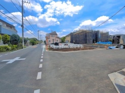 安心して暮らすことのできる住宅街。 住宅地の道路は一般に交通量が少なく車などの騒音が少ないため、住民にとって静かな生活環境が提供されます。