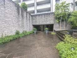 周辺の街並みの中で適度な主張、生活に溶け込むシンプルなデザインの外観が魅力のマンションです。
