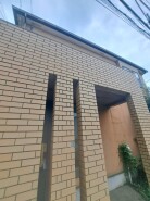 周辺の街並みの中で適度な主張、生活に溶け込むシンプルなデザインの外観が魅力の一戸建です。
