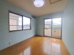 洋室はモダンなデザインと機能性を備え、快適な生活空間に。明るい窓から差し込む自然光が広々とした空間をさらに明るく開放的に感じさせます。

