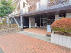 周辺の街並みの中で適度な主張、生活に溶け込むシンプルなデザインの外観が魅力の建物です。
