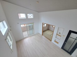 勾配天井のリビングは天井が高く開放的な空間に。