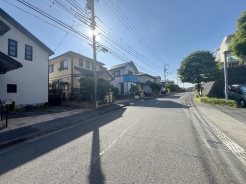 安心して暮らすことのできる住宅街。　住宅地の道路は一般に交通量が少なく車などの騒音が少ないため、住民にとって静かな生活環境が提供されます。
