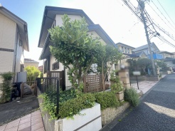 周辺の街並みの中で適度な主張、生活に溶け込むシンプルなデザインの外観が魅力の一戸建です。

