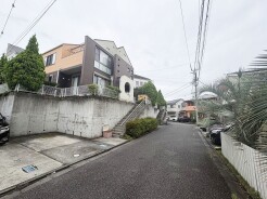 周辺の街並みの中で適度な主張、生活に溶け込むシンプルなデザインの外観が魅力の一戸建です。
現地のご見学予約もスタートしました。




