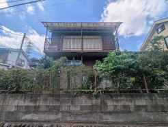 空の広がりを感じる穏やかな住環境。日々の生活に心地よい調和をもたらす、落ち着いた佇まいの土地です
