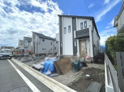 周辺の街並みの中で適度な主張、生活に溶け込むシンプルなデザインの外観が魅力の一戸建です。

