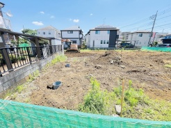 現地ご見学の際、スタッフが様々なご質問に対応いたします、周辺環境、前面道路、建築可能な建物について、ぜひご相談ください。