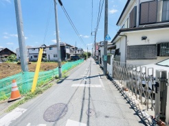 安心して暮らすことのできる住宅街。 住宅地の道路は一般に交通量が少なく車などの騒音が少ないため、住民にとって静かな生活環境が提供されます。