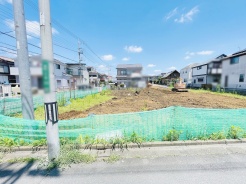 現地ご見学の際、スタッフが様々なご質問に対応いたします、周辺環境、前面道路、建築可能な建物について、ぜひご相談ください。