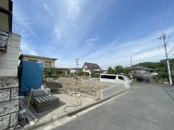 現在建物を建築中です、建築中の物件については現地確認の他、同施工会社の完成施工例のご案内、担当者のプレゼンテーションにてご検討ください。適切なご検討の方法をご説明させて頂きます。