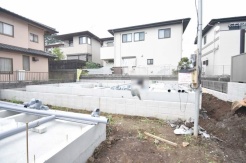 現在建物を建築中です、建築中の物件については現地確認の他、同施工会社の完成施工例のご案内、担当者のプレゼンテーションにてご検討ください。適切なご検討の方法をご説明させて頂きます。
