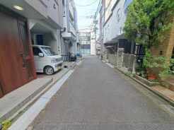 安心して暮らすことのできる住宅街。 住宅地の道路は一般に交通量が少なく車などの騒音が少ないため、住民にとって静かな生活環境が提供されます。