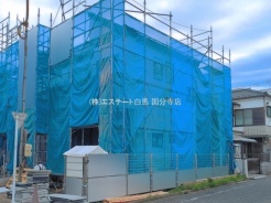 現在建物を建築中です、建築中の物件については現地確認の他、同施工会社の完成施工例のご案内、担当者のプレゼンテーションにてご検討ください。適切なご検討の方法をご説明させて頂きます。