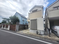周辺の街並みの中で適度な主張、生活に溶け込むシンプルなデザインの外観が魅力の一戸建です。