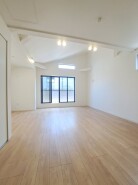 家族が一番集まる場所だから広々としつつも素敵な空間であって欲しい。みんながくつろぐリビングからキッチンまでが一つの空間のように繋がる間取り。