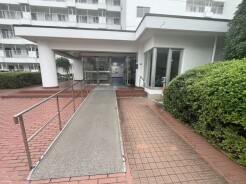 赤レンガ調の舗装と植栽が調和する落ち着いた佇まい。長く住み継がれてきた安心感があります。
