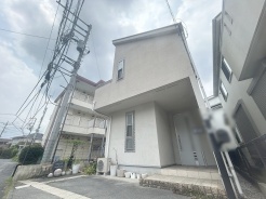 周辺の街並みの中で適度な主張、生活に溶け込むシンプルなデザインの外観が魅力の一戸建です。