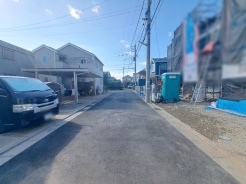 安心して暮らすことのできる住宅街。 住宅地の道路は一般に交通量が少なく車などの騒音が少ないため、住民にとって静かな生活環境が提供されます。