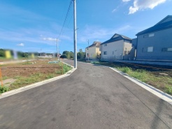 安心して暮らすことのできる住宅街。 住宅地の道路は一般に交通量が少なく車などの騒音が少ないため、住民にとって静かな生活環境が提供されます。