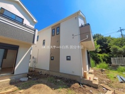 建物が完成しましたので室内のご見学予約スタート。当日のご見学予約も大歓迎です。お気軽にご連絡ください。エステート白馬国分寺店は火曜水曜も営業しております。
