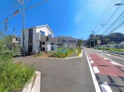 安心して暮らすことのできる住宅街。　住宅地の道路は一般に交通量が少なく車などの騒音が少ないため、住民にとって静かな生活環境が提供されます。
