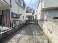 周辺の街並みの中で適度な主張、生活に溶け込むシンプルなデザインの外観が魅力の一戸建です。
