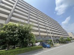 周辺の街並みの中で適度な主張、生活に溶け込むシンプルなデザインの外観が魅力の建物です。
