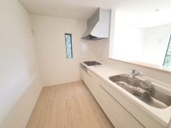 お料理をしながらリビングの家族やゲストとの会話が楽しめるカウンタータイプのキッチン。毎日のお料理を楽しく快適に。
